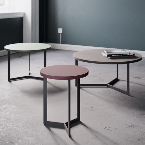 trenta is a round coffee table with a three-sided metal base. Available in various surface materials.
