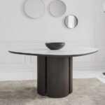 the solido table, a wooden-legged table with metallic finishes and an Isole-type surface