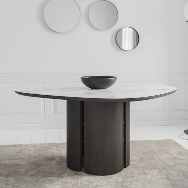 the solido table, a wooden-legged table with metallic finishes and an Isole-type surface